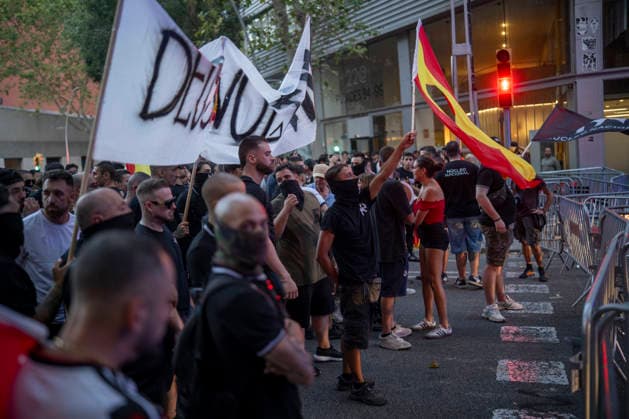Protest Against the Migration Crisis Outside the Moroccan Consulate in Barcelona Several protesters gathered outside the Moroccan consulate on July 31, 2026, in Barcelona, Catalonia, Spain. The demonstration, organized by Núcleo Nacional, aims to express opposition to the migration crisis that has unfolded in Ceuta over the past few days, when more than 40,000 migrants swam across the Alboran Sea to enter Spanish territory. JULY 31, 2026 MOROCCAN CONSULATE MIGRANTS MIGRATION CRISIS CATALONIA NÚCLEO NACIONAL Lorena Sopê Barcelona Catalonia Barcelona Catalonia Spain  Copyright: xLorenaxSopÃªnax 7697811