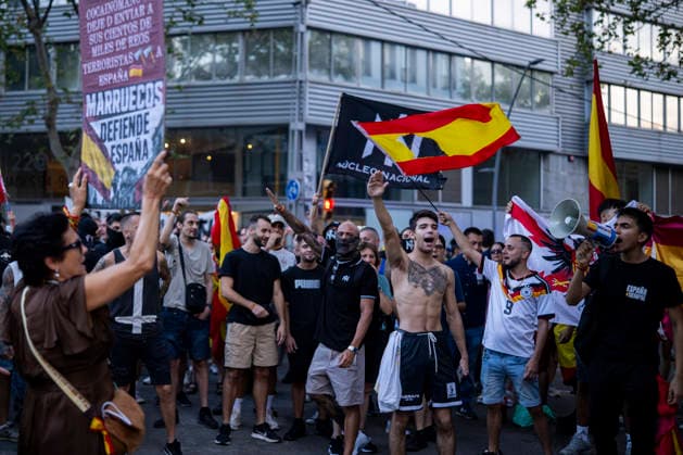 Protest Against the Migration Crisis Outside the Moroccan Consulate in Barcelona Several protesters gathered outside the Moroccan consulate on July 31, 2026, in Barcelona, Catalonia, Spain. The demonstration, organized by Núcleo Nacional, aims to express opposition to the migration crisis that has unfolded in Ceuta over the past few days, when more than 40,000 migrants swam across the Alboran Sea to enter Spanish territory. JULY 31, 2026 MOROCCAN CONSULATE MIGRANTS MIGRATION CRISIS CATALONIA NÚCLEO NACIONAL Lorena Sopê Barcelona Catalonia Barcelona Catalonia Spain  Copyright: xLorenaxSopÃªnax 7697797