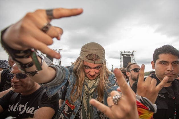 Das 35. Wacken Open Air Freitag, Headliner Tag Bei fast schon milden Temperaturen brach der Freitag des Wacken Open Air wieder alle Rekorde. Den ganzen Tag warteten die Fans nicht nur auf Judas Priest, sonder Hatbreed und In Flames, Danko Jones uns weitere Bands brachten das Infield und die Bühnen zum Beben. Zahlreiche Besucher nutzen die Gelegenheit zum Crowdsurfing und liessen sich von der Menge tragen Wacken Wacken open Air Schleswig Holstein Deutschland IVDJ9099 *** The 35th Wacken Open Air: Friday, Headliner Day. With temperatures that were almost mild, Friday at the Wacken Open Air once again broke all records. All day long, fans waited not only for Judas Priest, but also for Hatbreed and In Flames, Danko Jones and other bands rocke