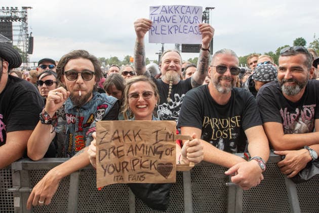 Das 35. Wacken Open Air Freitag, Headliner Tag Bei fast schon milden Temperaturen brach der Freitag des Wacken Open Air wieder alle Rekorde. Den ganzen Tag warteten die Fans nicht nur auf Judas Priest, sonder Hatbreed und In Flames, Danko Jones uns weitere Bands brachten das Infield und die Bühnen zum Beben. Zahlreiche Besucher nutzen die Gelegenheit zum Crowdsurfing und liessen sich von der Menge tragen Wacken Wacken open Air Schleswig Holstein Deutschland IVDJ9132 *** The 35th Wacken Open Air: Friday, Headliner Day. With temperatures that were almost mild, Friday at the Wacken Open Air once again broke all records. All day long, fans waited not only for Judas Priest, but also for Hatbreed and In Flames, Danko Jones and other bands made