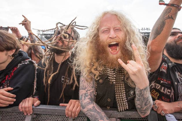 Das 35. Wacken Open Air Freitag, Headliner Tag Bei fast schon milden Temperaturen brach der Freitag des Wacken Open Air wieder alle Rekorde. Den ganzen Tag warteten die Fans nicht nur auf Judas Priest, sonder Hatbreed und In Flames, Danko Jones uns weitere Bands brachten das Infield und die Bühnen zum Beben. Zahlreiche Besucher nutzen die Gelegenheit zum Crowdsurfing und liessen sich von der Menge tragen Wacken Wacken open Air Schleswig Holstein Deutschland IVDJ9171 *** The 35th Wacken Open Air: Friday, Headliner Day. With temperatures that were almost mild, Friday at the Wacken Open Air once again broke all records. All day long, fans waited not only for Judas Priest, but also for Hatbreed and In Flames, Danko Jones and other bands made