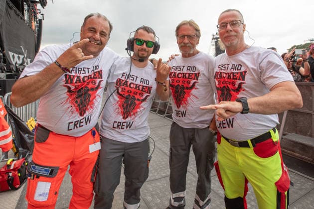 Das 35. Wacken Open Air Freitag, Headliner Tag Bei fast schon milden Temperaturen brach der Freitag des Wacken Open Air wieder alle Rekorde. Den ganzen Tag warteten die Fans nicht nur auf Judas Priest, sonder Hatbreed und In Flames, Danko Jones uns weitere Bands brachten das Infield und die Bühnen zum Beben. Zahlreiche Besucher nutzen die Gelegenheit zum Crowdsurfing und liessen sich von der Menge tragen. Die Rettungskräfte sind an diesem Tag besonders aufmerksam, haben aber auch Spass. Wacken Wacken open Air Schleswig Holstein Deutschland IVDJ9207 *** The 35th Wacken Open Air: Friday, Headliner Day. With temperatures that were almost mild, Friday at the Wacken Open Air once again broke all records. All day long, fans waited not only for