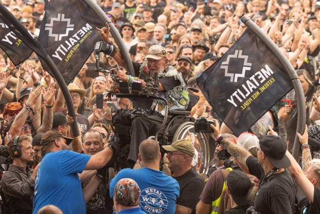 Das 35. Wacken Open Air Freitag, Headliner Tag und Friday is Flyday, an dem Menschen mit Handycap samt Rollstuhl Crowdsurfen Bei fast schon milden Temperaturen brach der Freitag des Wacken Open Air wieder alle Rekorde. Den ganzen Tag warteten die Fans nicht nur auf Judas Priest, sonder Hatbreed und In Flames, Danko Jones uns weitere Bands brachten das Infield und die Bühnen zum Beben. Wacken Wacken open Air Schleswig Holstein Deutschland _5DL0481 *** The 35th Wacken Open Air: Friday, Headliner Day, and Friday is Flyday, when people with disabilities—including those in wheelchairs—crowd-surfed. With temperatures that were almost mild, Friday at the Wacken Open Air once again broke all records. All day long, fans waited not only for Judas