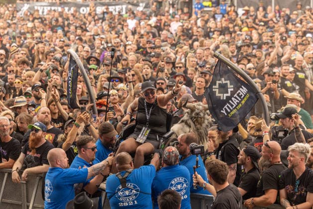 Das 35. Wacken Open Air Freitag, Headliner Tag und Friday is Flyday, an dem Menschen mit Handycap samt Rollstuhl Crowdsurfen Bei fast schon milden Temperaturen brach der Freitag des Wacken Open Air wieder alle Rekorde. Den ganzen Tag warteten die Fans nicht nur auf Judas Priest, sonder Hatbreed und In Flames, Danko Jones uns weitere Bands brachten das Infield und die Bühnen zum Beben. Wacken Wacken open Air Schleswig Holstein Deutschland _5DL0516 *** The 35th Wacken Open Air: Friday, Headliner Day, and Friday is Flyday, when people with disabilities—including those in wheelchairs—crowd-surfed. With temperatures that were almost mild, Friday at the Wacken Open Air once again broke all records. All day long, fans waited not only for Judas