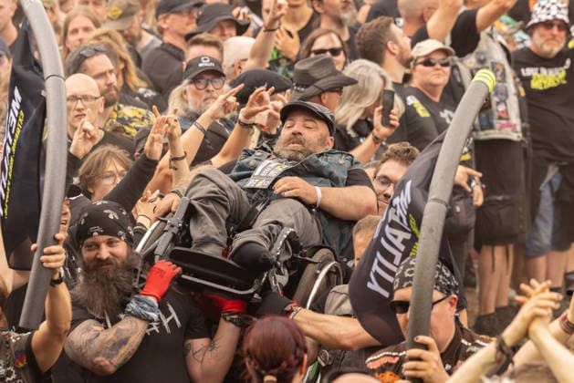 Das 35. Wacken Open Air Freitag, Headliner Tag und Friday is Flyday, an dem Menschen mit Handycap samt Rollstuhl Crowdsurfen Bei fast schon milden Temperaturen brach der Freitag des Wacken Open Air wieder alle Rekorde. Den ganzen Tag warteten die Fans nicht nur auf Judas Priest, sonder Hatbreed und In Flames, Danko Jones uns weitere Bands brachten das Infield und die Bühnen zum Beben. Wacken Wacken open Air Schleswig Holstein Deutschland _5DL0633 *** The 35th Wacken Open Air: Friday, Headliner Day, and Friday is Flyday, when people with disabilities—including those in wheelchairs—crowd-surfed. With temperatures that were almost mild, Friday at the Wacken Open Air once again broke all records. All day long, fans waited not only for Judas