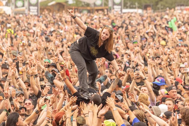 Das 35. Wacken Open Air Freitag, Headliner Tag Bei fast schon milden Temperaturen brach der Freitag des Wacken Open Air wieder alle Rekorde. Den ganzen Tag warteten die Fans nicht nur auf Judas Priest, sonder Hatbreed und In Flames, Danko Jones uns weitere Bands brachten das Infield und die Bühnen zum Beben. Zahlreiche Besucher nutzen die Gelegenheit zum Crowdsurfing und liessen sich von der Menge tragen Wacken Wacken open Air Schleswig Holstein Deutschland _5DL0644 *** The 35th Wacken Open Air: Friday, Headliner Day. With temperatures that were almost mild, Friday at the Wacken Open Air once again broke all records. All day long, fans waited not only for Judas Priest, but also for Hatbreed and In Flames, Danko Jones and other bands made