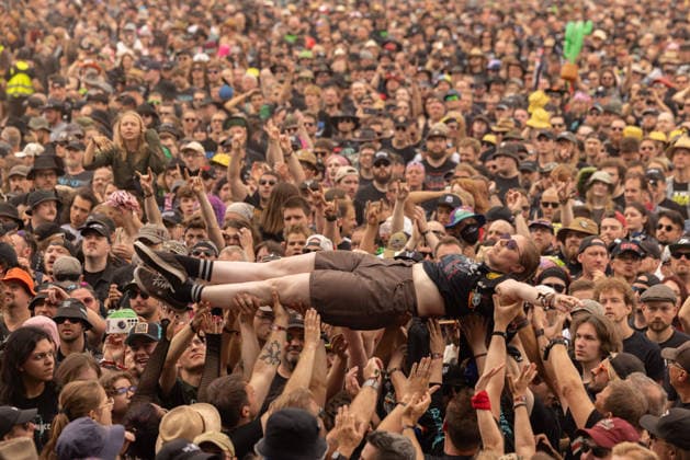 Das 35. Wacken Open Air Freitag, Headliner Tag Bei fast schon milden Temperaturen brach der Freitag des Wacken Open Air wieder alle Rekorde. Den ganzen Tag warteten die Fans nicht nur auf Judas Priest, sonder Hatbreed und In Flames, Danko Jones uns weitere Bands brachten das Infield und die Bühnen zum Beben. Zahlreiche Besucher nutzen die Gelegenheit zum Crowdsurfing und liessen sich von der Menge tragen Wacken Wacken open Air Schleswig Holstein Deutschland _5DL0673 *** The 35th Wacken Open Air: Friday, Headliner Day. With temperatures that were almost mild, Friday at the Wacken Open Air once again broke all records. All day long, fans waited not only for Judas Priest, but also for Hatbreed and In Flames, Danko Jones and other bands rocke