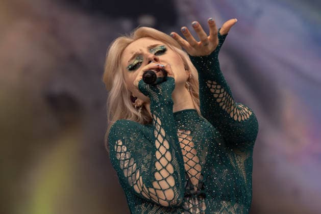 Das 35. Wacken Open Air Freitag, Headliner Tag und Friday is Flyday, an dem Menschen mit Handycap samt Rollstuhl Crowdsurfen die Band Future Palace rockte dazu Bei fast schon milden Temperaturen brach der Freitag des Wacken Open Air wieder alle Rekorde. Den ganzen Tag warteten die Fans nicht nur auf Judas Priest, sonder Hatbreed und In Flames, Danko Jones uns weitere Bands brachten das Infield und die Bühnen zum Beben. Wacken Wacken open Air Schleswig Holstein Deutschland _5DL0765 *** The 35th Wacken Open Air: Friday, headliner day and Friday is Flyday, when people with disabilities—including those in wheelchairs—crowd-surfed while the band Future Palace rocked the stage. With temperatures that were almost mild, Friday at Wacken Open Ai