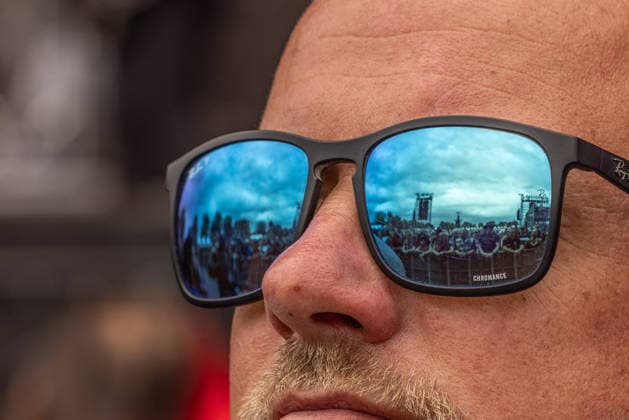 Das 35. Wacken Open Air Freitag, Headliner Tag Bei fast schon milden Temperaturen brach der Freitag des Wacken Open Air wieder alle Rekorde. Den ganzen Tag warteten die Fans nicht nur auf Judas Priest, sonder Hatbreed und In Flames, Danko Jones uns weitere Bands brachten das Infield und die Bühnen zum Beben. Zahlreiche Besucher nutzen die Gelegenheit zum Crowdsurfing und liessen sich von der Menge tragen Wacken Wacken open Air Schleswig Holstein Deutschland _5DL0817 *** The 35th Wacken Open Air: Friday, Headliner Day. With temperatures that were almost mild, Friday at the Wacken Open Air once again broke all records. All day long, fans waited not only for Judas Priest, but also for Hatbreed and In Flames, Danko Jones and other bands made
