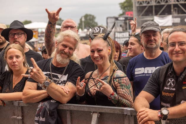 Das 35. Wacken Open Air Freitag, Headliner Tag Bei fast schon milden Temperaturen brach der Freitag des Wacken Open Air wieder alle Rekorde. Den ganzen Tag warteten die Fans nicht nur auf Judas Priest, sonder Hatbreed und In Flames, Danko Jones uns weitere Bands brachten das Infield und die Bühnen zum Beben. Zahlreiche Besucher nutzen die Gelegenheit zum Crowdsurfing und liessen sich von der Menge tragen Wacken Wacken open Air Schleswig Holstein Deutschland _5DL0818 *** The 35th Wacken Open Air: Friday, Headliner Day. With temperatures that were almost mild, Friday at the Wacken Open Air once again broke all records. All day long, fans waited not only for Judas Priest, but also for Hatbreed and In Flames, Danko Jones and other bands made