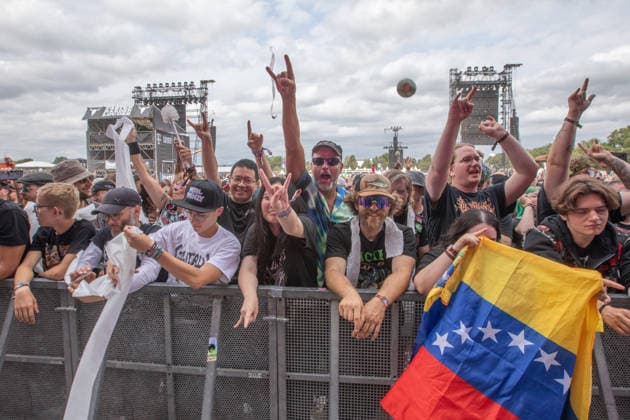 Das 35. Wacken Open Air Freitag, Headliner Tag Bei fast schon milden Temperaturen brach der Freitag des Wacken Open Air wieder alle Rekorde. Den ganzen Tag warteten die Fans nicht nur auf Judas Priest, sonder Hatbreed und In Flames, Danko Jones uns weitere Bands brachten das Infield und die Bühnen zum Beben. Zahlreiche Besucher nutzen die Gelegenheit zum Crowdsurfing und liessen sich von der Menge tragen Wacken Wacken open Air Schleswig Holstein Deutschland IVDJ8677 *** The 35th Wacken Open Air: Friday, Headliner Day. With temperatures that were almost mild, Friday at the Wacken Open Air once again broke all records. All day long, fans waited not only for Judas Priest, but also for Hatbreed and In Flames, Danko Jones and other bands made