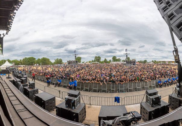 Das 35. Wacken Open Air Freitag, Headliner Tag Bei fast schon milden Temperaturen brach der Freitag des Wacken Open Air wieder alle Rekorde. Den ganzen Tag warteten die Fans nicht nur auf Judas Priest, sonder Hatbreed und In Flames, Danko Jones uns weitere Bands brachten das Infield und die Bühnen zum Beben. Zahlreiche Besucher nutzen die Gelegenheit zum Crowdsurfing und liessen sich von der Menge tragen Wacken Wacken open Air Schleswig Holstein Deutschland IVDJ8807-Pano *** The 35th Wacken Open Air: Friday, Headliner Day. With temperatures that were almost mild, Friday at the Wacken Open Air once again broke all records. All day long, fans waited not only for Judas Priest, but also for Hatbreed and In Flames, Danko Jones and other bands