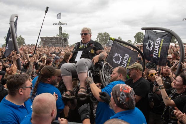 Das 35. Wacken Open Air Freitag, Headliner Tag und Friday is Flyday, an dem Menschen mit Handycap samt Rollstuhl Crowdsurfen Bei fast schon milden Temperaturen brach der Freitag des Wacken Open Air wieder alle Rekorde. Den ganzen Tag warteten die Fans nicht nur auf Judas Priest, sonder Hatbreed und In Flames, Danko Jones uns weitere Bands brachten das Infield und die Bühnen zum Beben. Wacken Wacken open Air Schleswig Holstein Deutschland IVDJ8814 *** The 35th Wacken Open Air: Friday, Headliner Day, and Friday is Flyday, when people with disabilities—including those in wheelchairs—crowdsurfed. With temperatures that were almost mild, Friday at the Wacken Open Air once again broke all records. All day long, fans waited not only for Judas