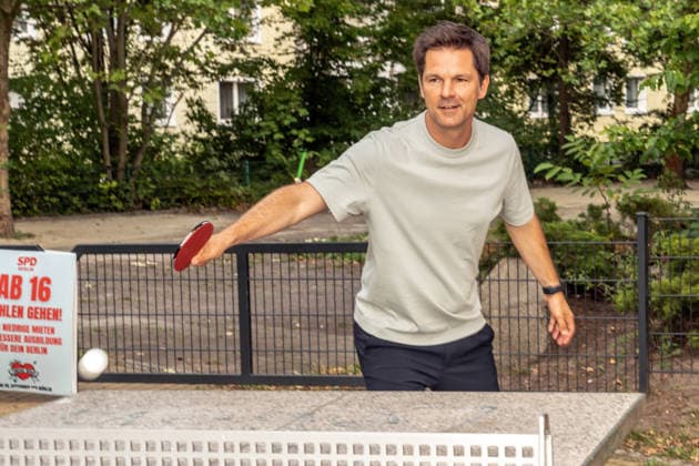 Tischtennis mit Steffen Krach, SPD Spitzenkandidat zur Abgeordnetenhauswahl, Wahlkampf in Lichtenberg, Berlin, 31. Juli 2026 Deutschland, Berlin, 31. Juli 2026, Tischtennis spielen mit Steffen Krach, SPD Spitzenkandidat zur Abgeordnetenhauswahl, Wahlkampf in Berlin-Lichtenberg, auf Einladung der SPD Lichtenberg, AWO Kinder- und Jugendclub Judith Auer , entspannter Sommerabend, *** Table tennis with Steffen Krach, SPD’s top candidate for the House of Representatives election, campaign event in Lichtenberg, Berlin, July 31, 2026, Germany, Berlin, July 31, 2026, playing table tennis with Steffen Krach, the SPD’s top candidate for the House of Representatives election, during the campaign in Berlin’s Lichtenberg district, at the invitation of
