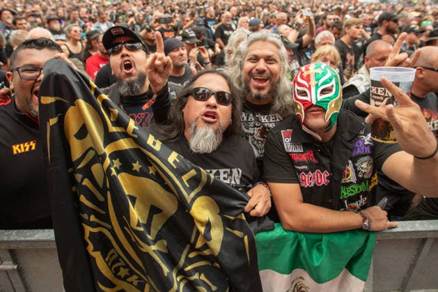 Das 35. Wacken Open Air Freitag, Headliner Tag Bei fast schon milden Temperaturen brach der Freitag des Wacken Open Air wieder alle Rekorde. Den ganzen Tag warteten die Fans nicht nur auf Judas Priest, sonder Hatbreed und In Flames, Danko Jones uns weitere Bands brachten das Infield und die Bühnen zum Beben. Zahlreiche Besucher nutzen die Gelegenheit zum Crowdsurfing und liessen sich von der Menge tragen Wacken Wacken open Air Schleswig Holstein Deutschland IVDJ8919 *** The 35th Wacken Open Air: Friday, Headliner Day. With temperatures that were almost mild, Friday at the Wacken Open Air once again broke all records. All day long, fans waited not only for Judas Priest, but also for Hatbreed and In Flames, Danko Jones and other bands rocke