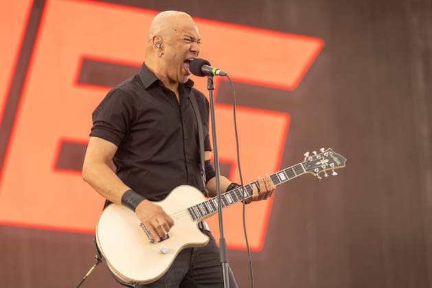 Das 35. Wacken Open Air Freitag, Headliner Tag Danko Jones bringen das Feld zum Kochen Bei fast schon milden Temperaturen brach der Freitag des Wacken Open Air wieder alle Rekorde. Den ganzen Tag warteten die Fans nicht nur auf Judas Priest, sonder Hatbreed und In Flames, Danko Jones uns weitere Bands brachten das Infield und die Bühnen zum Beben. Zahlreiche Besucher nutzen die Gelegenheit zum Crowdsurfing und liessen sich von der Menge tragen Wacken Wacken open Air Schleswig Holstein Deutschland _5DL0889 *** The 35th Wacken Open Air: Friday, Headliner Day—Danko Jones Gets the Crowd Pumped With temperatures that were almost mild, Friday at the Wacken Open Air once again broke all records. All day long, fans waited not only for Judas Prie