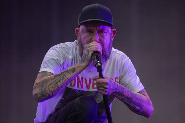 Das 35. Wacken Open Air Freitag, Headliner Tag In Flames rockt das Festival Bei fast schon milden Temperaturen brach der Freitag des Wacken Open Air wieder alle Rekorde. Den ganzen Tag warteten die Fans nicht nur auf Judas Priest, sonder Hatbreed und In Flames, Danko Jones uns weitere Bands brachten das Infield und die Bühnen zum Beben. Zahlreiche Besucher nutzen die Gelegenheit zum Crowdsurfing und liessen sich von der Menge tragen Wacken Wacken open Air Schleswig Holstein Deutschland _5DL1293 *** The 35th Wacken Open Air: Friday, Headliner Day—In Flames Rocks the Festival. With temperatures that were almost mild, Friday at the Wacken Open Air once again broke all records. All day long, fans waited not only for Judas Priest, but also f
