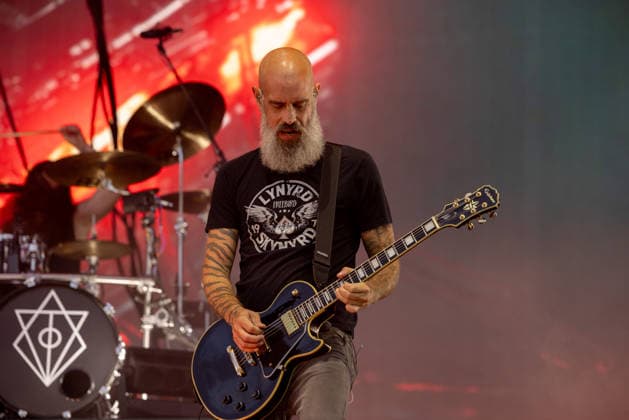 Das 35. Wacken Open Air Freitag, Headliner Tag In Flames rockt das Festival Bei fast schon milden Temperaturen brach der Freitag des Wacken Open Air wieder alle Rekorde. Den ganzen Tag warteten die Fans nicht nur auf Judas Priest, sonder Hatbreed und In Flames, Danko Jones uns weitere Bands brachten das Infield und die Bühnen zum Beben. Zahlreiche Besucher nutzen die Gelegenheit zum Crowdsurfing und liessen sich von der Menge tragen Wacken Wacken open Air Schleswig Holstein Deutschland _5DL1254 *** The 35th Wacken Open Air: Friday, Headliner Day—In Flames Rocks the Festival. With temperatures that were almost mild, Friday at the Wacken Open Air once again broke all records. All day long, fans waited not only for Judas Priest, but also f