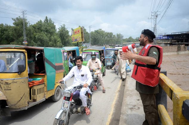 July 31, 2026, Peshawar, Peshawar, Pakistan: Residents wade through flooded street as monsoon rains inundate Peshawar..People wade through a flooded street during heavy monsoon rain in Peshawar, Khyber Pakhtunkhwa province, Pakistan, on July 31, 2026. Pakistan s Meteorological Department (PMD) forecast the current monsoon spell to continue until August 5, warning of widespread rain, thunderstorms, heavy to very heavy downpours, and the risk of urban flooding, flash floods, landslides and river flooding across parts of the country. Peshawar Pakistan - ZUMAa217 20260731_znp_a217_015 Copyright: xHussainxAlix