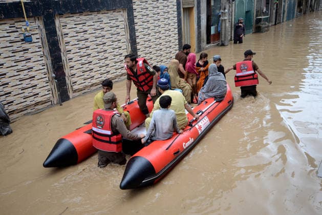 July 31, 2026, Peshawar, Peshawar, Pakistan: Residents wade through flooded street as monsoon rains inundate Peshawar..People wade through a flooded street during heavy monsoon rain in Peshawar, Khyber Pakhtunkhwa province, Pakistan, on July 31, 2026. Pakistan s Meteorological Department (PMD) forecast the current monsoon spell to continue until August 5, warning of widespread rain, thunderstorms, heavy to very heavy downpours, and the risk of urban flooding, flash floods, landslides and river flooding across parts of the country. Peshawar Pakistan - ZUMAa217 20260731_znp_a217_022 Copyright: xHussainxAlix