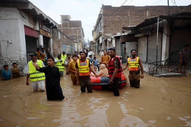 July 31, 2026, Peshawar, Peshawar, Pakistan: Residents wade through flooded street as monsoon rains inundate Peshawar..People wade through a flooded street during heavy monsoon rain in Peshawar, Khyber Pakhtunkhwa province, Pakistan, on July 31, 2026. Pakistan s Meteorological Department (PMD) forecast the current monsoon spell to continue until August 5, warning of widespread rain, thunderstorms, heavy to very heavy downpours, and the risk of urban flooding, flash floods, landslides and river flooding across parts of the country. Peshawar Pakistan  - ZUMAa217 20260731_znp_a217_032 Copyright: xHussainxAlix