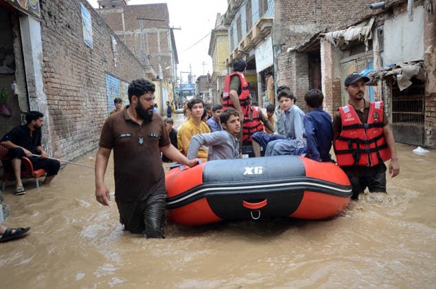 July 31, 2026, Peshawar, Peshawar, Pakistan: Residents wade through flooded street as monsoon rains inundate Peshawar..People wade through a flooded street during heavy monsoon rain in Peshawar, Khyber Pakhtunkhwa province, Pakistan, on July 31, 2026. Pakistan s Meteorological Department (PMD) forecast the current monsoon spell to continue until August 5, warning of widespread rain, thunderstorms, heavy to very heavy downpours, and the risk of urban flooding, flash floods, landslides and river flooding across parts of the country. Peshawar Pakistan - ZUMAa217 20260731_znp_a217_033 Copyright: xHussainxAlix