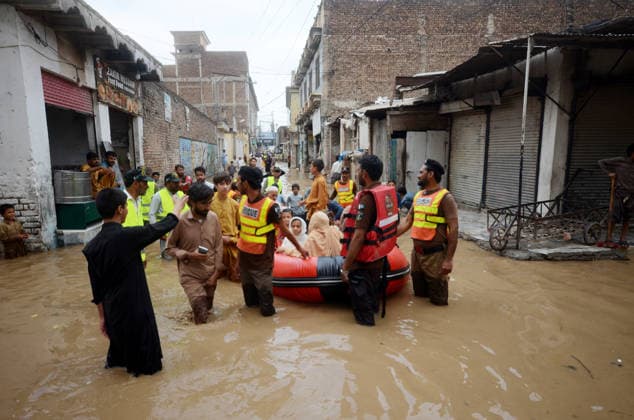 July 31, 2026, Peshawar, Peshawar, Pakistan: Residents wade through flooded street as monsoon rains inundate Peshawar..People wade through a flooded street during heavy monsoon rain in Peshawar, Khyber Pakhtunkhwa province, Pakistan, on July 31, 2026. Pakistan s Meteorological Department (PMD) forecast the current monsoon spell to continue until August 5, warning of widespread rain, thunderstorms, heavy to very heavy downpours, and the risk of urban flooding, flash floods, landslides and river flooding across parts of the country. Peshawar Pakistan - ZUMAa217 20260731_znp_a217_034 Copyright: xHussainxAlix