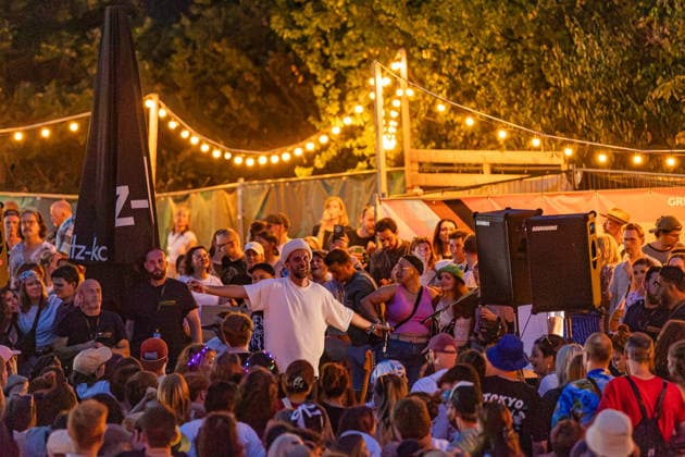 Green Juice Festival Bonn, 31.7.2026 Unangekündigtes Pop-Up-Konzert von OK Kid -- Das Green Juice Festival in Bonn feiert 2026 seinen 18. Geburtstag. Vom kleinen Privatkonzert hat es sich inzwischen zu einer festen Größe im Bonner Veranstaltungskalender gemausert. Das Festival findet an zwei Tagen im Park von Bonn-Beuel-Vilich statt. Es gibt eine große Bühne, den 1Live-Sektor-Bus und eine Newcomer-Stage. Bonn Park Neu-Vilich NRW Deutschland *** Green Juice Festival Bonn, July 31, 2026 Unannounced pop-up concert by OK Kid The Green Juice Festival in Bonn will celebrate its 18th anniversary in 2026. What started as a small private concert has since grown into a staple of Bonn’s event calendar. The festival takes place over two days in Copyright: xSebastianxDerixx