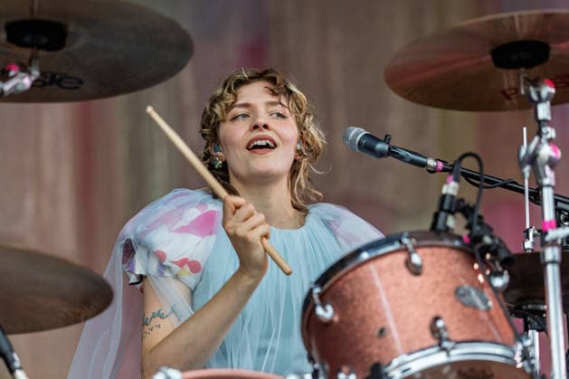 Green Juice Festival 2026 - BLOND Lotta KUMMER (Schlagzeug, Gesang) - Die Chemnitzer Indie-Pop Band Blond beim Open Air Live Auftritt auf der Mainstage beim Green Juice Festival im Park Neu-Vilich in Bonn Bonn Neu-Vilich Nordrhein-Westfalen Deutschland *** Green Juice Festival 2026 BLOND Lotta KUMMER Drums, Vocals The Chemnitz-based indie pop band Blond performing live outdoors on the main stage at the Green Juice Festival in Park Neu Vilich in Bonn, Bonn Neu Vilich, North Rhine-Westphalia, Germany Copyright: xMarcxJohnx