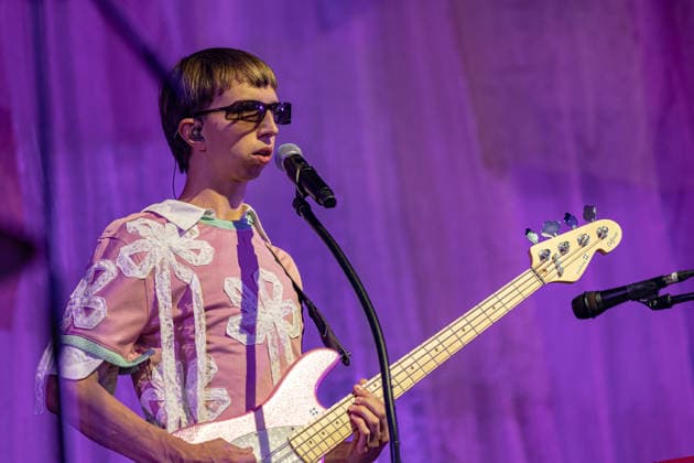Green Juice Festival 2026 - BLOND Johann BONITZ (Bass, Synthesizer, Gesang) - Die Chemnitzer Indie-Pop Band Blond beim Open Air Live Auftritt auf der Mainstage beim Green Juice Festival im Park Neu-Vilich in Bonn Bonn Neu-Vilich Nordrhein-Westfalen Deutschland *** Green Juice Festival 2026 BLOND Johann BONITZ Bass, synthesizer, vocals The Chemnitz-based indie pop band Blond performing live outdoors on the main stage at the Green Juice Festival in Park Neu Vilich in Bonn, Bonn Neu Vilich, North Rhine-Westphalia, Germany Copyright: xMarcxJohnx