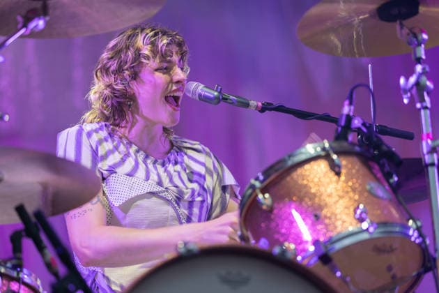 Green Juice Festival 2026 - BLOND Lotta KUMMER (Schlagzeug, Gesang) - Die Chemnitzer Indie-Pop Band Blond beim Open Air Live Auftritt auf der Mainstage beim Green Juice Festival im Park Neu-Vilich in Bonn Bonn Neu-Vilich Nordrhein-Westfalen Deutschland *** Green Juice Festival 2026 BLOND Lotta KUMMER Drums, Vocals The Chemnitz-based indie pop band Blond performing live outdoors on the main stage at the Green Juice Festival in Park Neu Vilich in Bonn, Bonn Neu Vilich, North Rhine-Westphalia, Germany Copyright: xMarcxJohnx