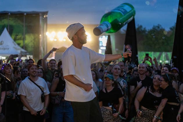 Green Juice Festival 2026 - OK KID Jonas SCHUBERT (Gesang) - Die Gießener Indie-Pop und Hip-Hop Band OK KID beim Open Air Live Auftritt als Überraschungsgast auf dem Festivalgelände beim Green Juice Festival im Park Neu-Vilich in Bonn Bonn Neu-Vilich Nordrhein-Westfalen Deutschland *** Green Juice Festival 2026 OK KID Jonas SCHUBERT (vocals) The Giessen-based indie pop and hip-hop band OK KID performed as a surprise guest at an open-air concert on the festival grounds at the Green Juice Festival in Park Neu Vilich in Bonn, Bonn Neu Vilich, North Rhine-Westphalia, Germany Copyright: xMarcxJohnx