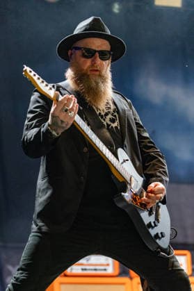 Green Juice Festival 2026 - SKINDRED Mikey DEMUS (Gitarre) - Die walisische Ragga Metal Band Skindred beim Open Air Live Auftritt auf der Mainstage beim Green Juice Festival im Park Neu-Vilich in Bonn Bonn Neu-Vilich Nordrhein-Westfalen Deutschland *** Green Juice Festival 2026 SKINDRED Mikey DEMUS Guitar The Welsh ragga metal band Skindred performing live outdoors on the main stage at the Green Juice Festival in Park Neu Vilich in Bonn, Bonn Neu Vilich, North Rhine-Westphalia, Germany Copyright: xMarcxJohnx