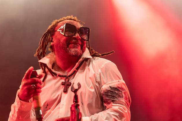 Green Juice Festival 2026 - SKINDRED Benji WEBBE (Gesang) - Die walisische Ragga Metal Band Skindred beim Open Air Live Auftritt auf der Mainstage beim Green Juice Festival im Park Neu-Vilich in Bonn Bonn Neu-Vilich Nordrhein-Westfalen Deutschland *** Green Juice Festival 2026 SKINDRED Benji WEBBE Vocals The Welsh ragga metal band Skindred performing live outdoors on the main stage at the Green Juice Festival in Park Neu Vilich in Bonn, Bonn Neu Vilich, North Rhine-Westphalia, Germany Copyright: xMarcxJohnx