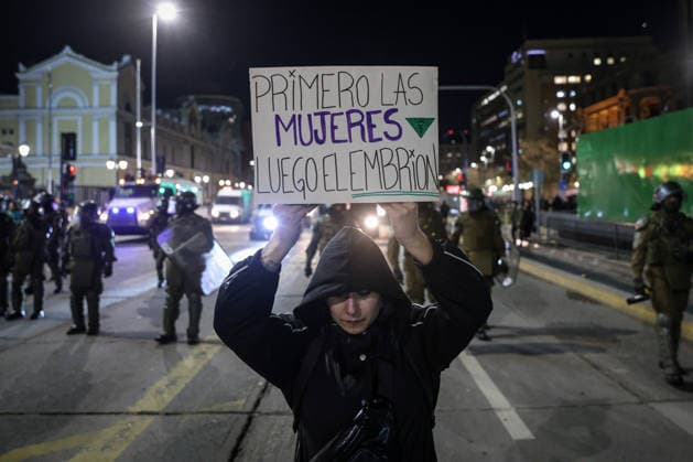 July 31, 2026, Santiago, Chile: Various feminist groups demonstrated in Santiago, Chile, against the bill proposing that women listen to the baby s heartbeat before undergoing an abortion. Santiago Chile - ZUMAu105 20260731_zip_u105_014 Copyright: xManuelxUrzuax