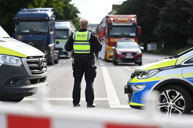 Christopher Street Day Hamburg 2026. Großaufgebot von Einsatzkräfte der Polizei sichert den CSD in Hamburg ab. Der Hamburger Christopher Street Day zieht bundesweit Aufmerksamkeit auf sich. Die Veranstalter erwarten Hunderttausende Teilnehmende. Mit 150 angemeldeten Gruppen ist es der bisher größte CSD in Hamburg, begleitet von einem erhöhten Sicherheitsaufgebot als im Vorjahr. Hamburg Niedersachsen Deutschland *** Christopher Street Day Hamburg 2026: A large contingent of police officers is securing the CSD in Hamburg. Hamburg’s Christopher Street Day is drawing nationwide attention. Organizers expect hundreds of thousands of participants. With 150 registered groups, it is the largest CSD in Hamburg to date, accompanied by a great Copyright: xdiebildwerftx