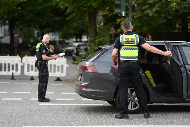 Christopher Street Day Hamburg 2026. Großaufgebot von Einsatzkräfte der Polizei sichert den CSD in Hamburg ab. Der Hamburger Christopher Street Day zieht bundesweit Aufmerksamkeit auf sich. Die Veranstalter erwarten Hunderttausende Teilnehmende. Mit 150 angemeldeten Gruppen ist es der bisher größte CSD in Hamburg, begleitet von einem erhöhten Sicherheitsaufgebot als im Vorjahr. Hamburg Niedersachsen Deutschland *** Christopher Street Day Hamburg 2026: A large contingent of police officers is securing the CSD in Hamburg. Hamburg’s Christopher Street Day is drawing nationwide attention. Organizers expect hundreds of thousands of participants. With 150 registered groups, it is the largest CSD in Hamburg to date, accompanied by a great Copyright: xdiebildwerftx