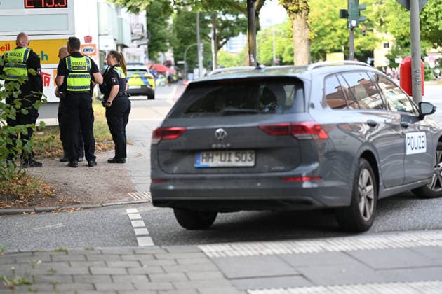 Christopher Street Day Hamburg 2026. Großaufgebot von Einsatzkräfte der Polizei sichert den CSD in Hamburg ab. Der Hamburger Christopher Street Day zieht bundesweit Aufmerksamkeit auf sich. Die Veranstalter erwarten Hunderttausende Teilnehmende. Mit 150 angemeldeten Gruppen ist es der bisher größte CSD in Hamburg, begleitet von einem erhöhten Sicherheitsaufgebot als im Vorjahr. Hamburg Niedersachsen Deutschland *** Christopher Street Day Hamburg 2026: A large contingent of police officers is securing the CSD in Hamburg. Hamburg’s Christopher Street Day is drawing nationwide attention. Organizers expect hundreds of thousands of participants. With 150 registered groups, it is the largest CSD in Hamburg to date, accompanied by a great Copyright: xdiebildwerftx
