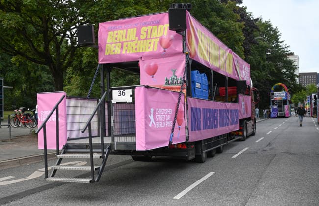 Christopher Street Day Hamburg 2026. Der Berliner CSD-Truck mit der Nummer 36 bringt sich in Position für die Parade. Der Hamburger Christopher Street Day zieht bundesweit Aufmerksamkeit auf sich. Die Veranstalter erwarten Hunderttausende Teilnehmende. Mit 150 angemeldeten Gruppen ist es der bisher größte CSD in Hamburg, begleitet von einem erhöhten Sicherheitsaufgebot als im Vorjahr. Hamburg Niedersachsen Deutschland *** Christopher Street Day Hamburg 2026: The Berlin CSD truck, number 36, is taking its place in the parade. Hamburg’s Christopher Street Day is drawing nationwide attention. Organizers expect hundreds of thousands of participants. With 150 registered groups, it is the largest CSD in Hamburg to date, accompanied by a larg Copyright: xdiebildwerftx