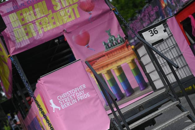 Christopher Street Day Hamburg 2026. Der Berliner CSD-Truck mit der Nummer 36 bringt sich in Position für die Parade. Der Hamburger Christopher Street Day zieht bundesweit Aufmerksamkeit auf sich. Die Veranstalter erwarten Hunderttausende Teilnehmende. Mit 150 angemeldeten Gruppen ist es der bisher größte CSD in Hamburg, begleitet von einem erhöhten Sicherheitsaufgebot als im Vorjahr. Hamburg Niedersachsen Deutschland *** Christopher Street Day Hamburg 2026: The Berlin CSD truck, number 36, is taking its place in the parade. Hamburg’s Christopher Street Day is drawing nationwide attention. Organizers expect hundreds of thousands of participants. With 150 registered groups, it is the largest CSD in Hamburg to date, accompanied by a larg Copyright: xdiebildwerftx