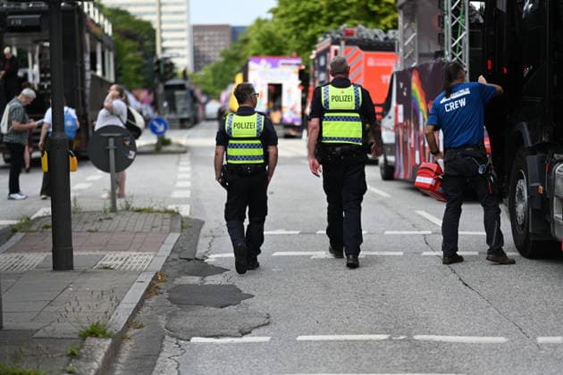 Christopher Street Day Hamburg 2026. Einsatzkräfte der Polizei laufen zwischen Trucks.Der Hamburger Christopher Street Day zieht bundesweit Aufmerksamkeit auf sich. Die Veranstalter erwarten Hunderttausende Teilnehmende. Mit 150 angemeldeten Gruppen ist es der bisher größte CSD in Hamburg, begleitet von einem erhöhten Sicherheitsaufgebot als im Vorjahr. Hamburg Niedersachsen Deutschland *** Christopher Street Day Hamburg 2026: Police officers march between floats. Hamburg’s Christopher Street Day is drawing nationwide attention. Organizers expect hundreds of thousands of participants. With 150 registered groups, it is the largest CSD in Hamburg to date, accompanied by a larger security presence than last year. Hamburg, Lower Saxony, Ge Copyright: xdiebildwerftx