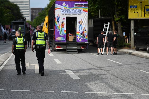 Christopher Street Day Hamburg 2026. Einsatzkräfte der Polizei laufen zwischen Trucks.Der Hamburger Christopher Street Day zieht bundesweit Aufmerksamkeit auf sich. Die Veranstalter erwarten Hunderttausende Teilnehmende. Mit 150 angemeldeten Gruppen ist es der bisher größte CSD in Hamburg, begleitet von einem erhöhten Sicherheitsaufgebot als im Vorjahr. Hamburg Niedersachsen Deutschland *** Christopher Street Day Hamburg 2026: Police officers march between floats. Hamburg’s Christopher Street Day is drawing nationwide attention. Organizers expect hundreds of thousands of participants. With 150 registered groups, it is the largest CSD in Hamburg to date, accompanied by a larger security presence than last year. Hamburg, Lower Saxony, Ge Copyright: xdiebildwerftx
