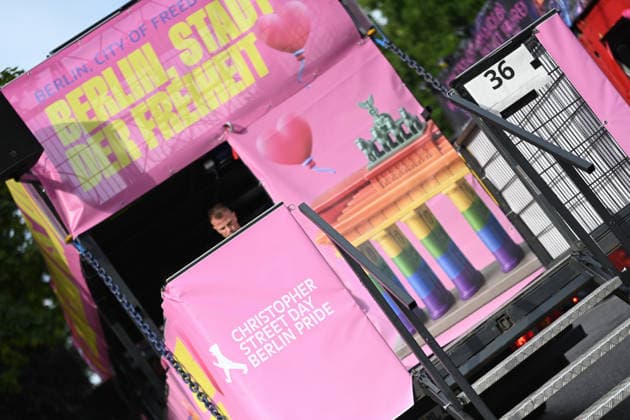 Christopher Street Day Hamburg 2026. Der Berliner CSD-Truck mit der Nummer 36 bringt sich in Position für die Parade. Der Hamburger Christopher Street Day zieht bundesweit Aufmerksamkeit auf sich. Die Veranstalter erwarten Hunderttausende Teilnehmende. Mit 150 angemeldeten Gruppen ist es der bisher größte CSD in Hamburg, begleitet von einem erhöhten Sicherheitsaufgebot als im Vorjahr. Hamburg Niedersachsen Deutschland *** Christopher Street Day Hamburg 2026: The Berlin CSD truck, number 36, is taking its place in the parade. Hamburg’s Christopher Street Day is drawing nationwide attention. Organizers expect hundreds of thousands of participants. With 150 registered groups, it is the largest CSD in Hamburg to date, accompanied by a larg Copyright: xdiebildwerftx