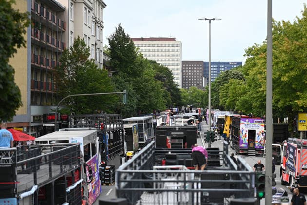 Christopher Street Day Hamburg 2026. Blick über die Trucks die sich in der Lübecker Straße für den CSD 2026 aufstellen.Der Hamburger Christopher Street Day zieht bundesweit Aufmerksamkeit auf sich. Die Veranstalter erwarten Hunderttausende Teilnehmende. Mit 150 angemeldeten Gruppen ist es der bisher größte CSD in Hamburg, begleitet von einem erhöhten Sicherheitsaufgebot als im Vorjahr. Hamburg Niedersachsen Deutschland *** Christopher Street Day Hamburg 2026: A view of the floats lining up on Lübecker Straße for CSD 2026. Hamburg’s Christopher Street Day is drawing nationwide attention. Organizers expect hundreds of thousands of participants. With 150 registered groups, it is the largest CSD to date in Hamburg, accompanied by a lar Copyright: xdiebildwerftx