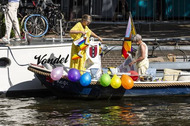 AMSTERDAM - Participants are getting their boats ready during the Canal Parade. The boat parade is traditionally part of the Pride celebrations in the capital. REMKO DE WAAL ANP netherlands out - belgium out  Copyright: xx x564679758x originalFilename: 564679758.jpg