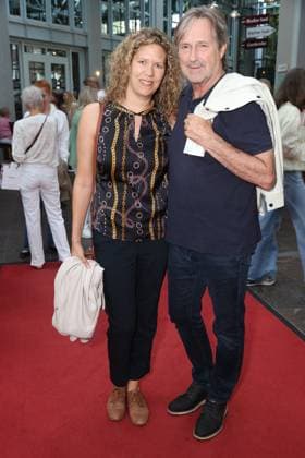 Sabrina Böcker und Helmut Zierl bei der Premiere der Komödie Bis dass der Tod, Komödie Winterhuder Fährhaus Hamburg. In dem Theaterstück geht um einen tollpatschigen Auftragskiller, der von verschiedenen Angehörigen einer Familie beauftragt wird, den jeweils anderen umzubringen. Der einzige Grund: dem Erben oder der Erbin winkt ein Millionenvermögen, Hamburg 31.7.2026 *** Sabrina Böcker and Helmut Zierl at the premiere of the comedy *Bis dass der Tod*, Winterhuder Fährhaus Comedy Theater, Hamburg. The play is about a clumsy hitman who is hired by various members of a family to kill each other. The only reason is that the heir stands to inherit a fortune worth millions. Hamburg, July 31, 2026