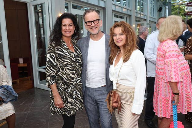 Caroline Kiesewetter, Theaterleiter Dieter Powitz und Carolin Fortenbacher bei der Premiere der Komödie Bis dass der Tod, Komödie Winterhuder Fährhaus Hamburg. In dem Theaterstück geht um einen tollpatschigen Auftragskiller, der von verschiedenen Angehörigen einer Familie beauftragt wird, den jeweils anderen umzubringen. Der einzige Grund: dem Erben oder der Erbin winkt ein Millionenvermögen, Hamburg 31.7.2026 *** Caroline Kiesewetter, theater director Dieter Powitz, and Carolin Fortenbacher at the premiere of the comedy *Bis dass der Tod*, Winterhuder Fährhaus Comedy, Hamburg. The play is about a clumsy hitman who is hired by various members of a family to kill each other. The only reason: the heir stands to inherit a fortune worth milli