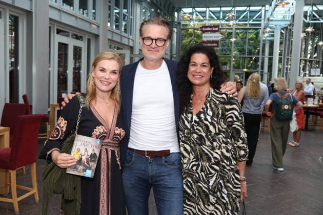 Andrea Lüdke, Ralf Stech und Caroline Kiesewetter bei der Premiere der Komödie Bis dass der Tod, Komödie Winterhuder Fährhaus Hamburg. In dem Theaterstück geht um einen tollpatschigen Auftragskiller, der von verschiedenen Angehörigen einer Familie beauftragt wird, den jeweils anderen umzubringen. Der einzige Grund: dem Erben oder der Erbin winkt ein Millionenvermögen, Hamburg 31.7.2026 *** Andrea Lüdke, Ralf Stech, and Caroline Kiesewetter at the premiere of the comedy *Bis dass der Tod*, Winterhuder Fährhaus Comedy Theater, Hamburg. The play is about a clumsy hitman who is hired by various members of a family to kill each other. The only reason is that the heir stands to inherit a fortune worth millions. Hamburg, July 31, 2026