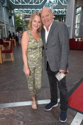 Anne Moll und Ulrich Gebauer bei der Premiere der Komödie Bis dass der Tod, Komödie Winterhuder Fährhaus Hamburg. In dem Theaterstück geht um einen tollpatschigen Auftragskiller, der von verschiedenen Angehörigen einer Familie beauftragt wird, den jeweils anderen umzubringen. Der einzige Grund: dem Erben oder der Erbin winkt ein Millionenvermögen, Hamburg 31.7.2026 *** Anne Moll and Ulrich Gebauer at the premiere of the comedy *Bis dass der Tod*, Winterhuder Fährhaus Comedy Theater, Hamburg. The play is about a clumsy hitman who is hired by various members of a family to kill each other. The only reason: the heir stands to inherit a fortune worth millions. Hamburg, July 31, 2026