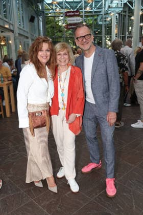 Carolin Fortenbacher, Mary Roos und Theaterleiter Dieter Powitz bei der Premiere der Komödie Bis dass der Tod, Komödie Winterhuder Fährhaus Hamburg. In dem Theaterstück geht um einen tollpatschigen Auftragskiller, der von verschiedenen Angehörigen einer Familie beauftragt wird, den jeweils anderen umzubringen. Der einzige Grund: dem Erben oder der Erbin winkt ein Millionenvermögen, Hamburg 31.7.2026 *** Carolin Fortenbacher, Mary Roos, and theater director Dieter Powitz at the premiere of the comedy *Bis dass der Tod*, Winterhuder Fährhaus Comedy, Hamburg. The play is about a clumsy hitman who is hired by various members of a family to kill each other. The only reason: the heir stands to inherit a fortune worth millions. Hamburg, July 31,